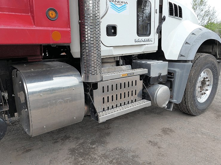 2017-mack-granite-gu713-image-31