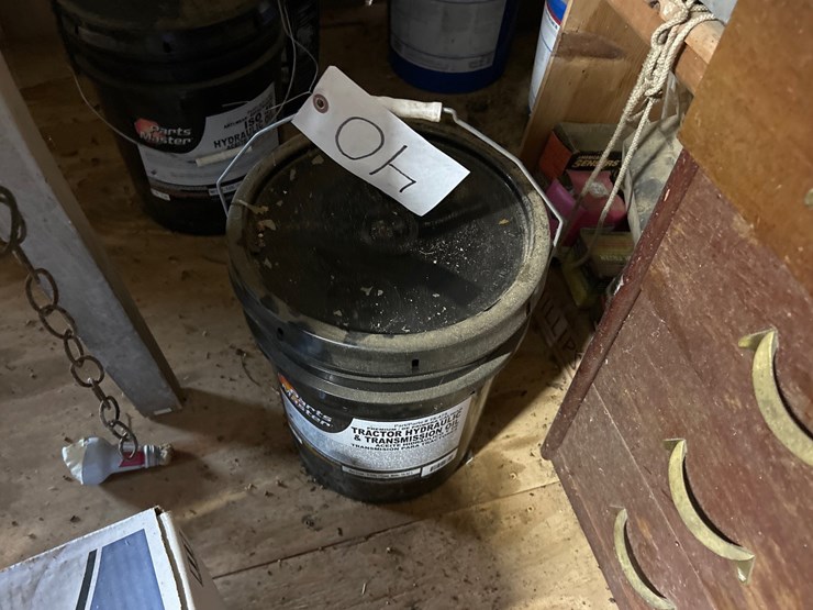 #40-•-(1)-5-gallon-jug-of-hydraulic-oil-image-1