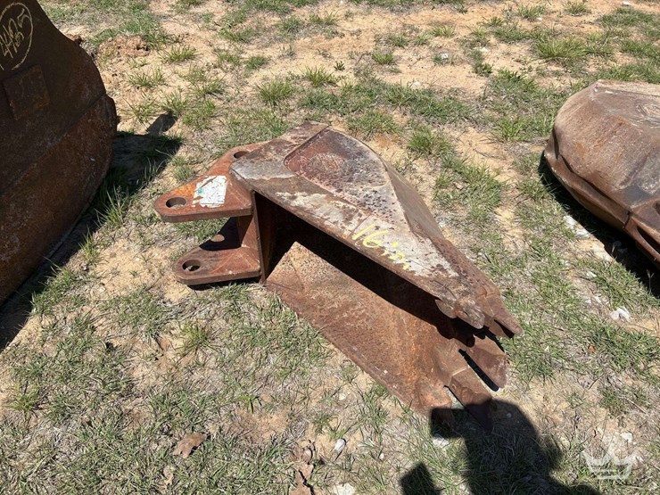 hensley-16in.-bucket-with-teeth-excavator-attachment-image-1