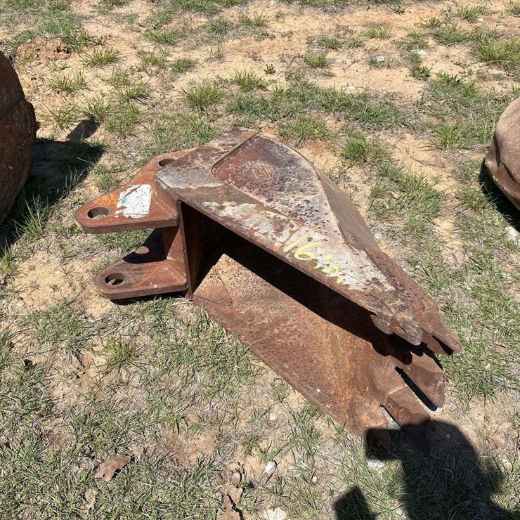 Hensley 16in. Bucket with Teeth Excavator Attachment