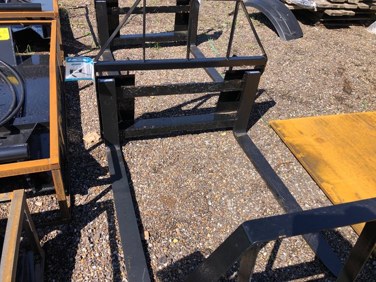 #92-•-48”-pallet-forks-image-1