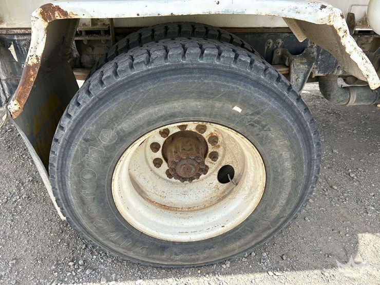 2004-freightliner-fl70-image-33
