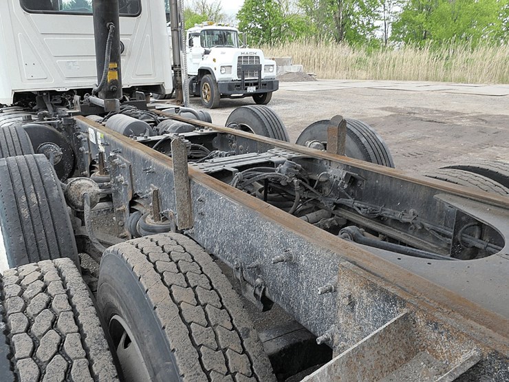 2017-mack-granite-gu713-image-44