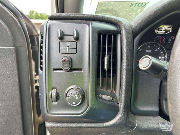 2017-chevrolet-silverado-2500hd-image-16