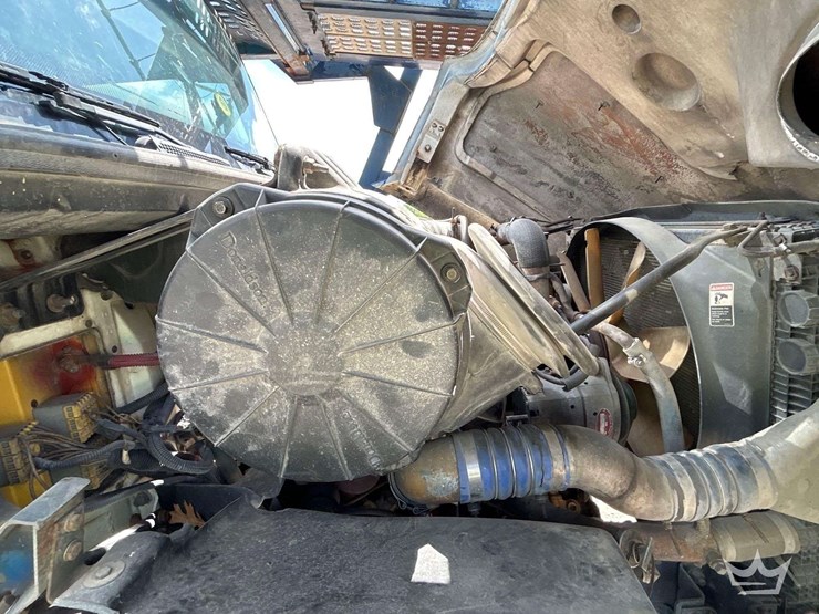 2001-freightliner-fl112-image-10