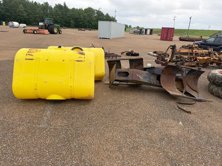 #9059-•-(2)-300-gallon-saddletanks-for-john-deere-image-5