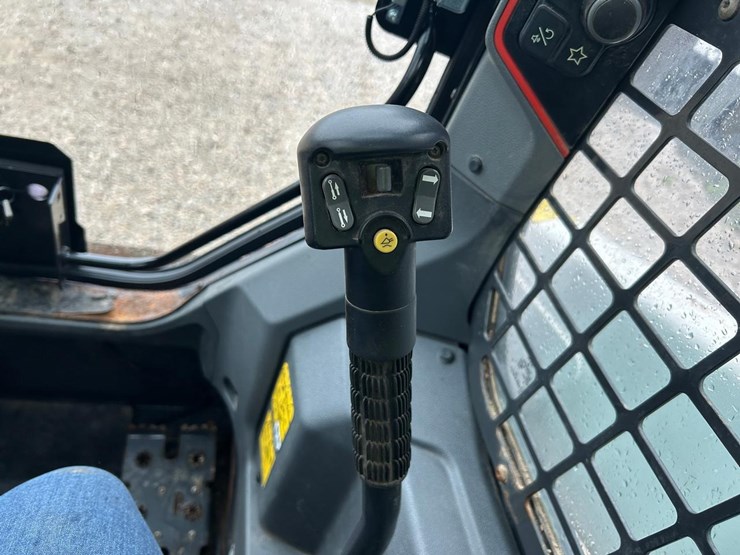 2020-bobcat-t64-image-21