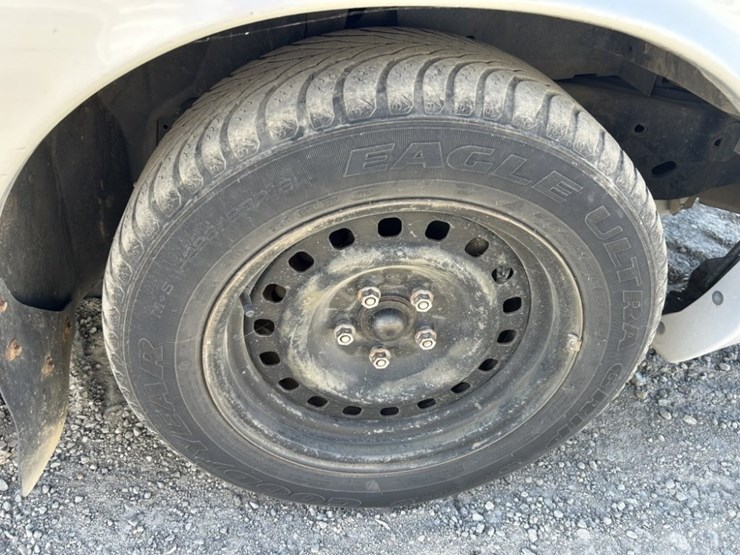 2001-ford-crown-victoria-sedan-image-13