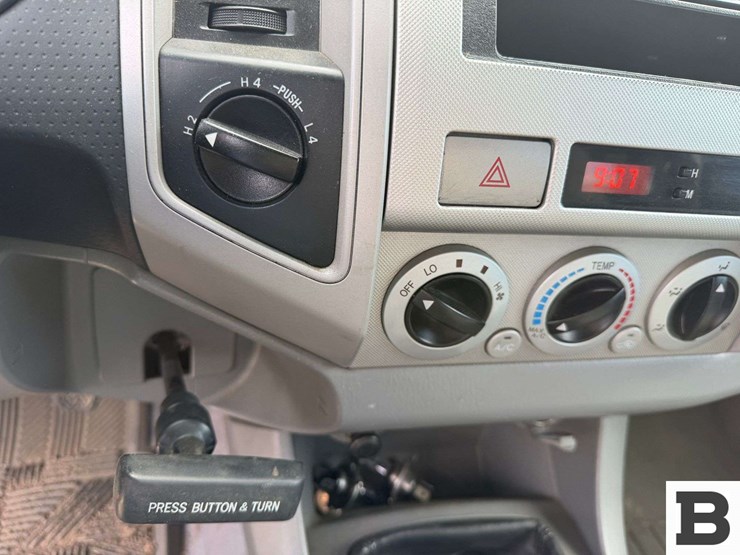 2010-toyota-tacoma-image-26