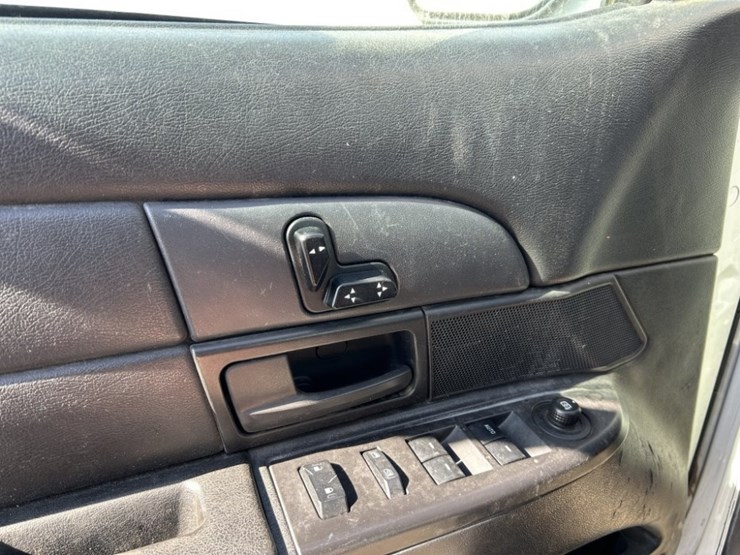 2010-ford-crown-victoria-sedan-image-30