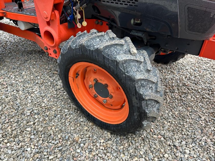 kubota-la724-image-11