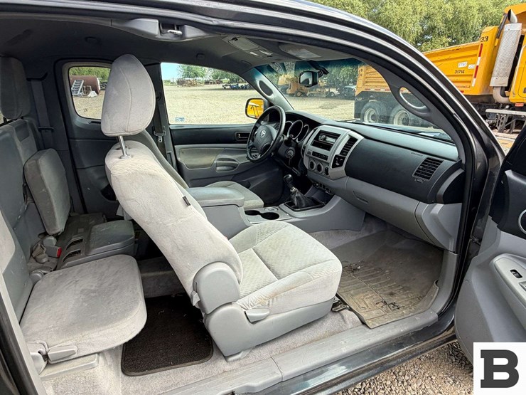 2010-toyota-tacoma-image-34