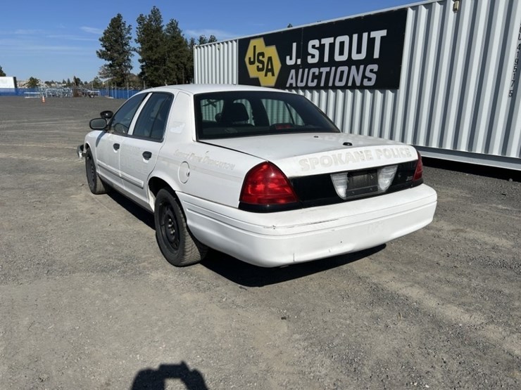 2010-ford-crown-victoria-sedan-image-3