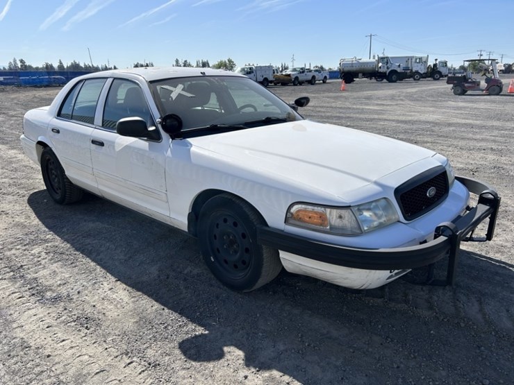 2010-ford-crown-victoria-sedan-image-7