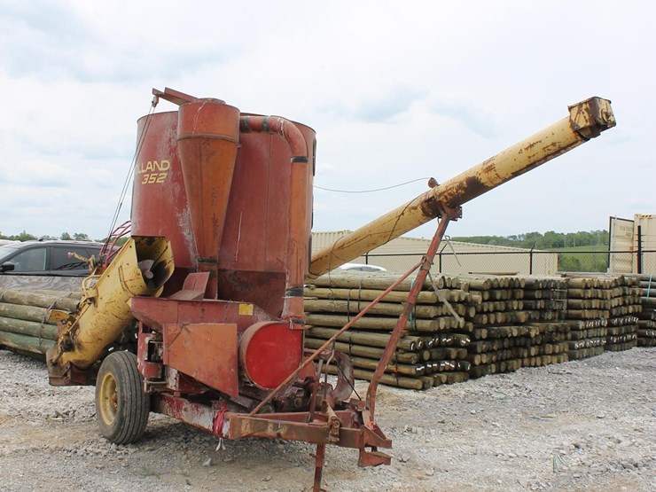 new-holland-352-image-1