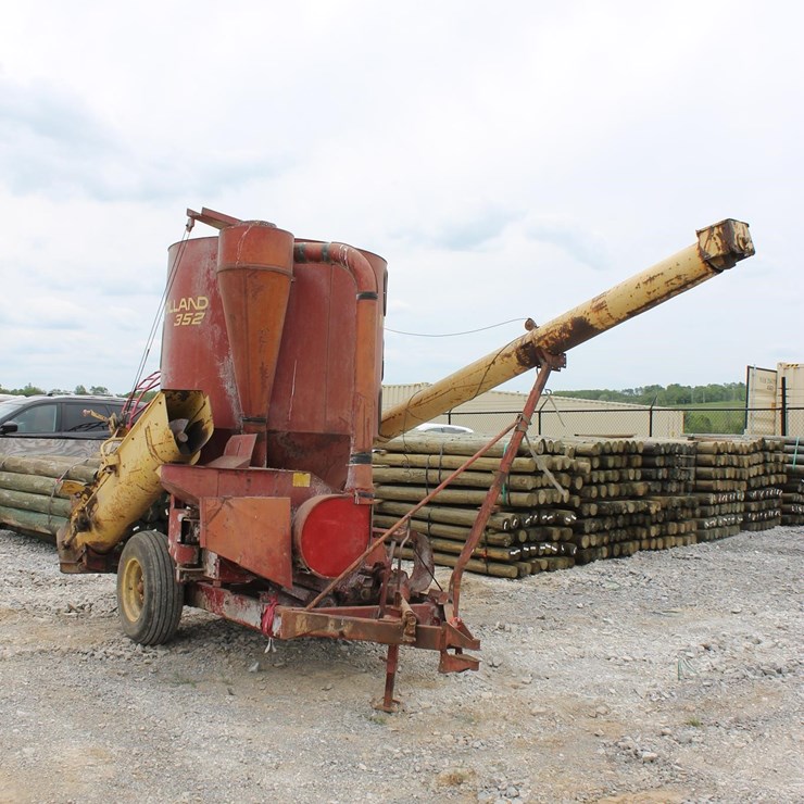 NEW HOLLAND 352