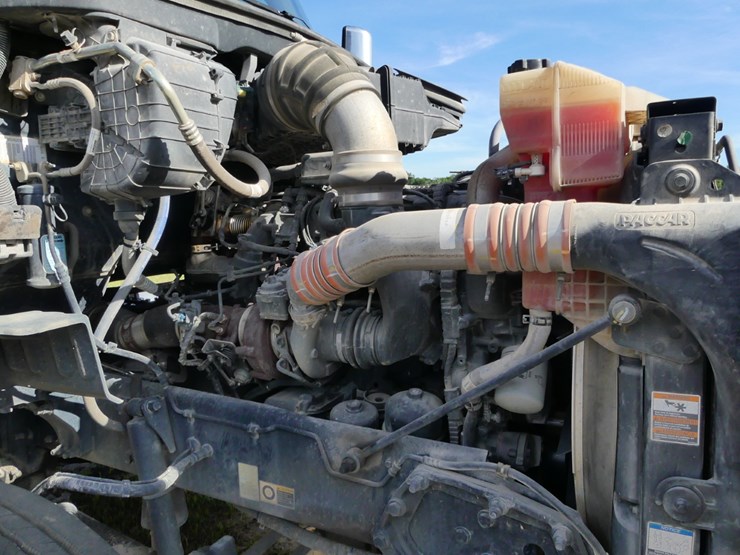 2019-peterbilt-579-image-12