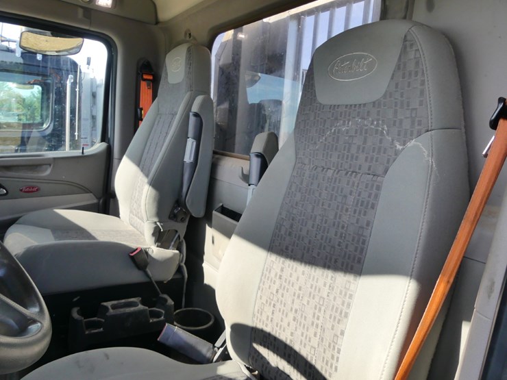 2019-peterbilt-579-image-13