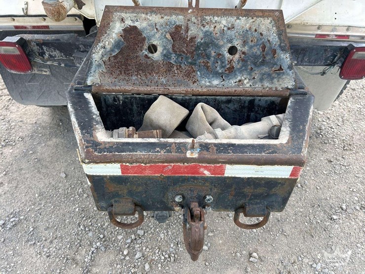2004-freightliner-fl70-image-25