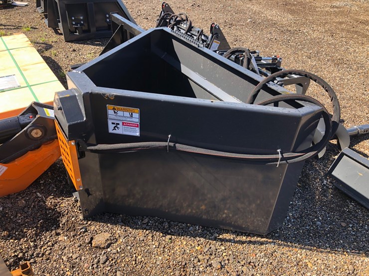 #39-•-hydraulic-concrete-bucket-w-chute-image-1