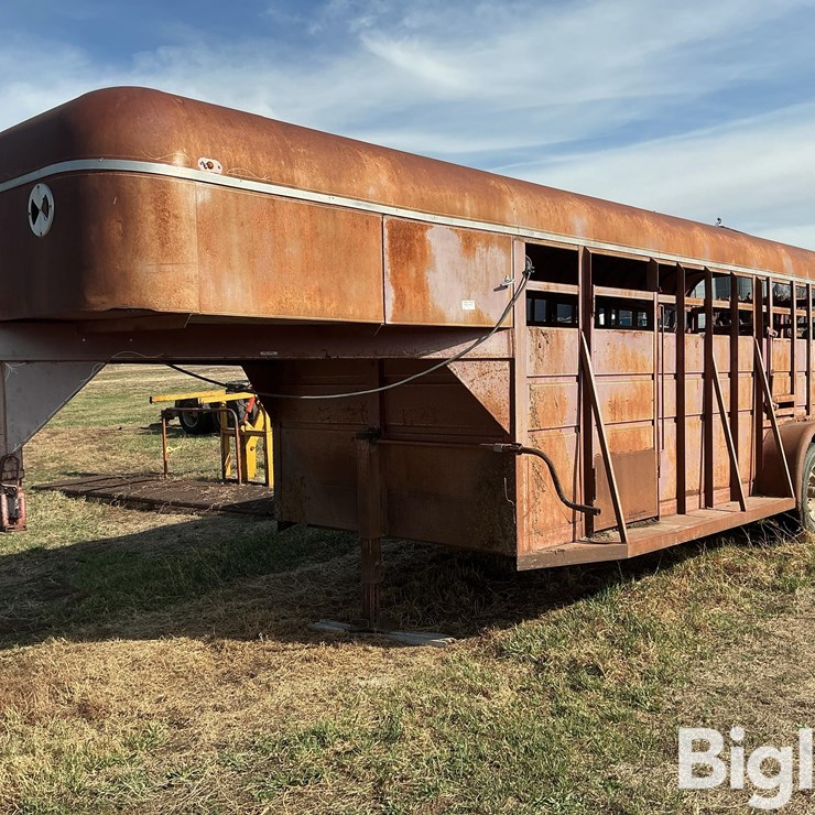 1986 S & S T/A Livestock Trailer