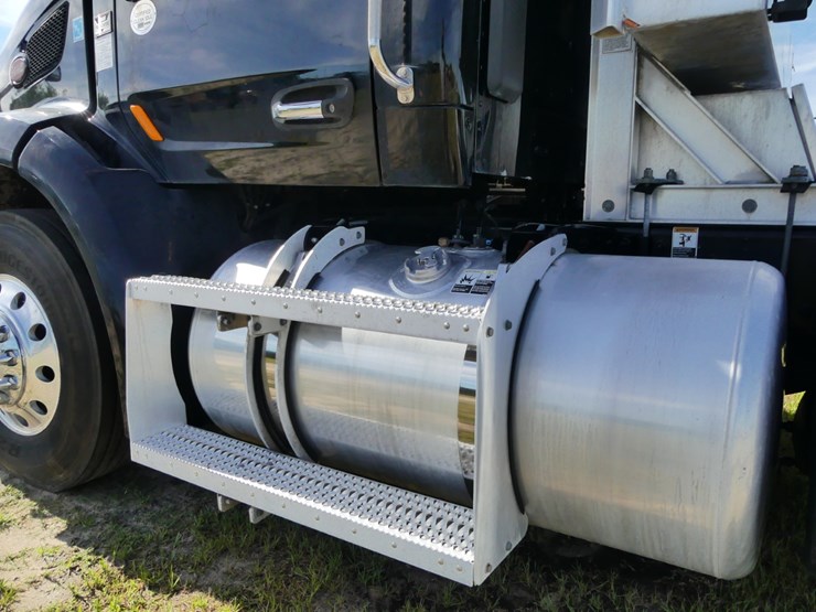 2019-peterbilt-579-image-10
