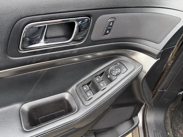 2017-ford-explorer-image-25