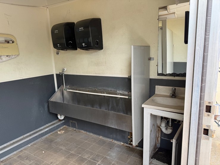 #9109-•-bumper-pull-restroom-trailer--no-title-image-14
