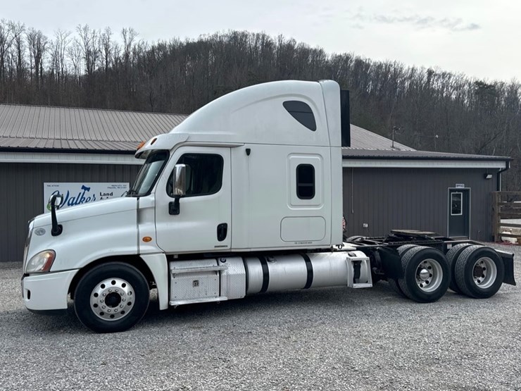 2012-freightliner-cascadia-125-image-1