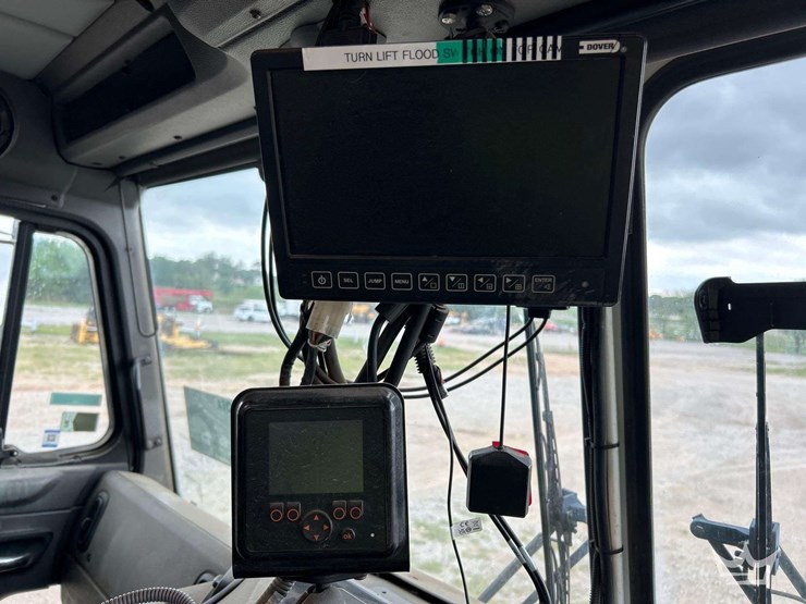 2019-peterbilt-520-image-17