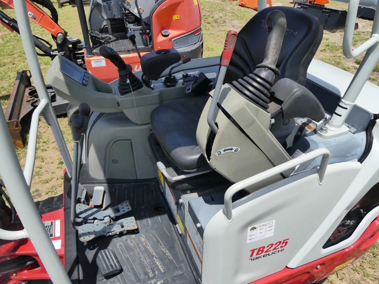 2020-takeuchi-tb225-image-12