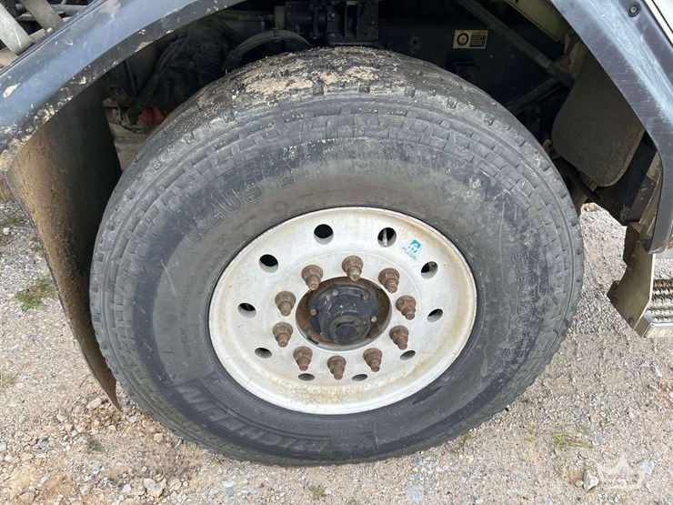 2019-peterbilt-520-image-33