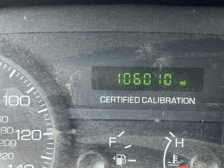 2010-ford-crown-victoria-sedan-image-25