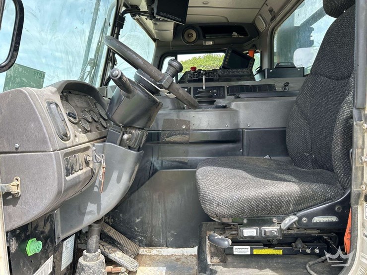 2020-peterbilt-520-image-14