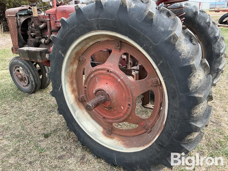1953-farmall-super-h-2wd-tractor-image-19