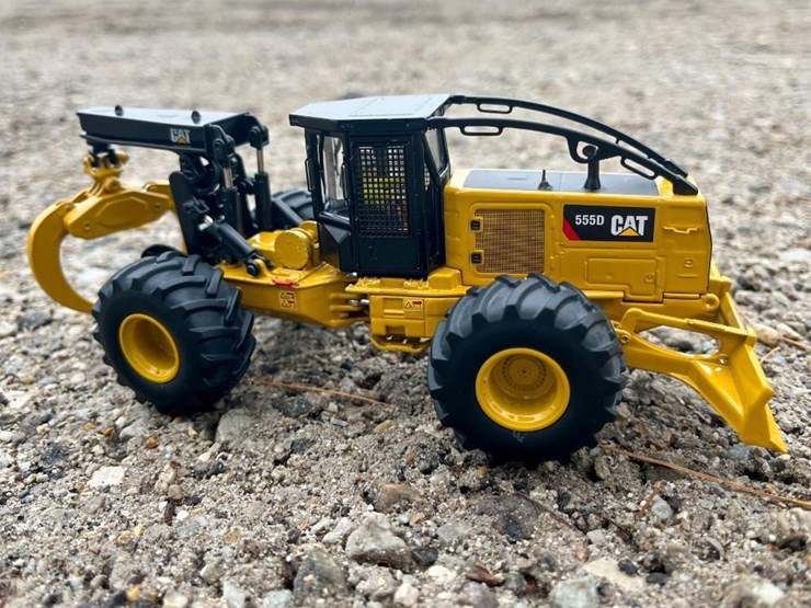 #3891-•-cat-555d-wheel-skidder-1:50-scale-replica---die-cast-metal-image-1