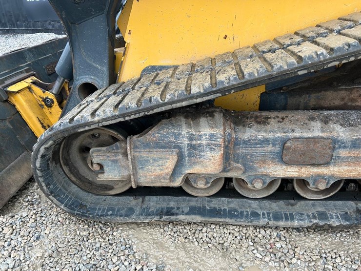 2021-deere-331g-image-17
