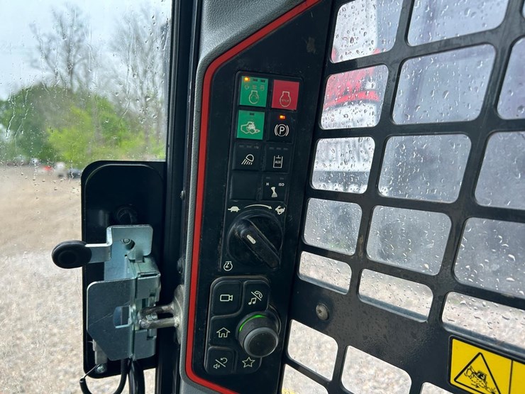2020-bobcat-t64-image-22