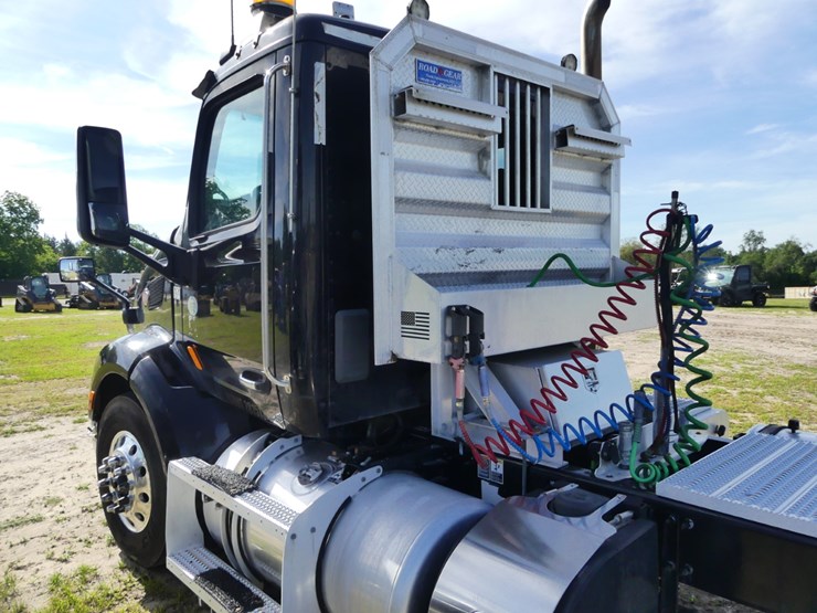 2017-peterbilt-579-image-9