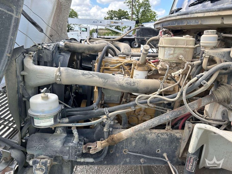2004-freightliner-fl70-image-8