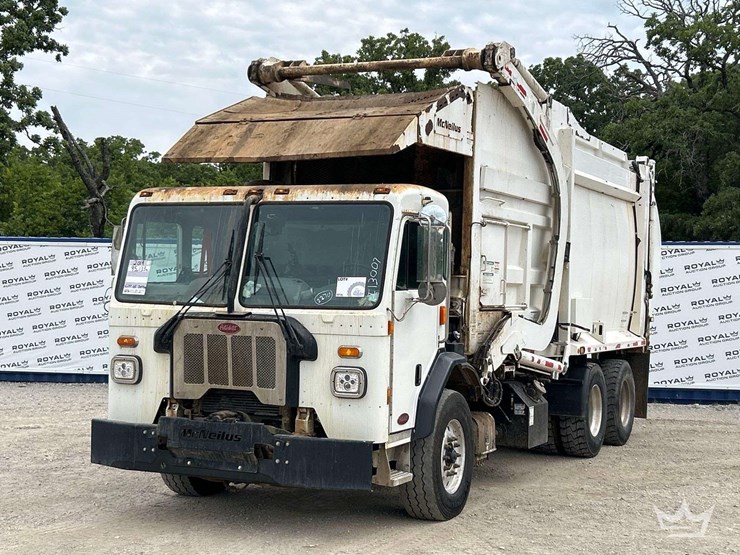 2019-peterbilt-520-image-1