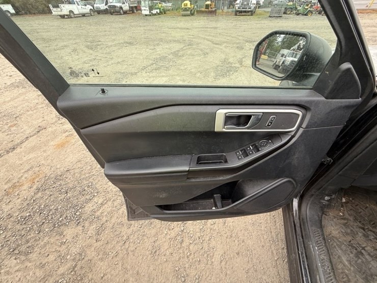 2020-ford-explorer-image-25