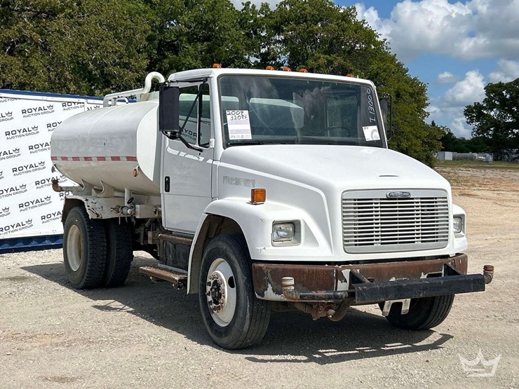 2004-freightliner-fl70-image-4