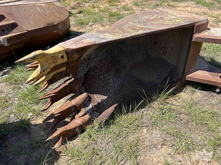 16in.-bucket-with-teeth-excavator-attachment-image-6