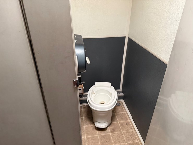 #9109-•-bumper-pull-restroom-trailer--no-title-image-18