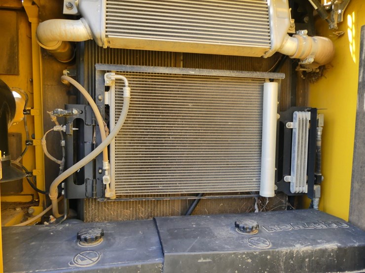 2019-komatsu-pc210-lc-image-11