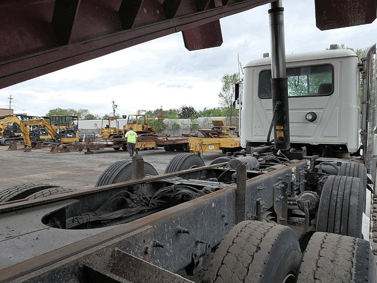 2017-mack-granite-gu713-image-47