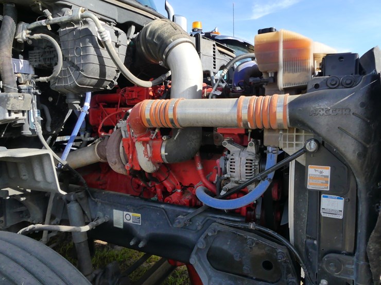 2017-peterbilt-579-image-12