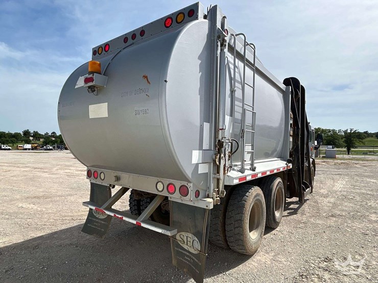 2015-peterbilt-320-image-3