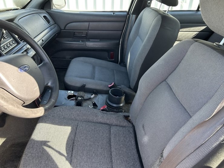 2010-ford-crown-victoria-sedan-image-18